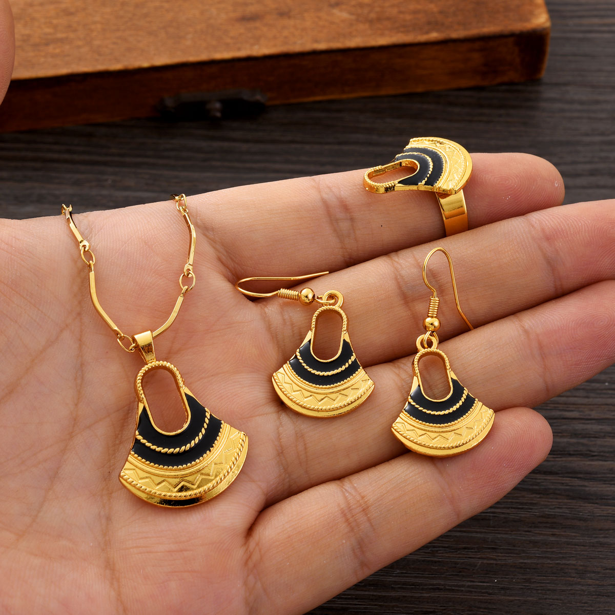 Women Fashion Png - Conjunto de joias em cor dourada